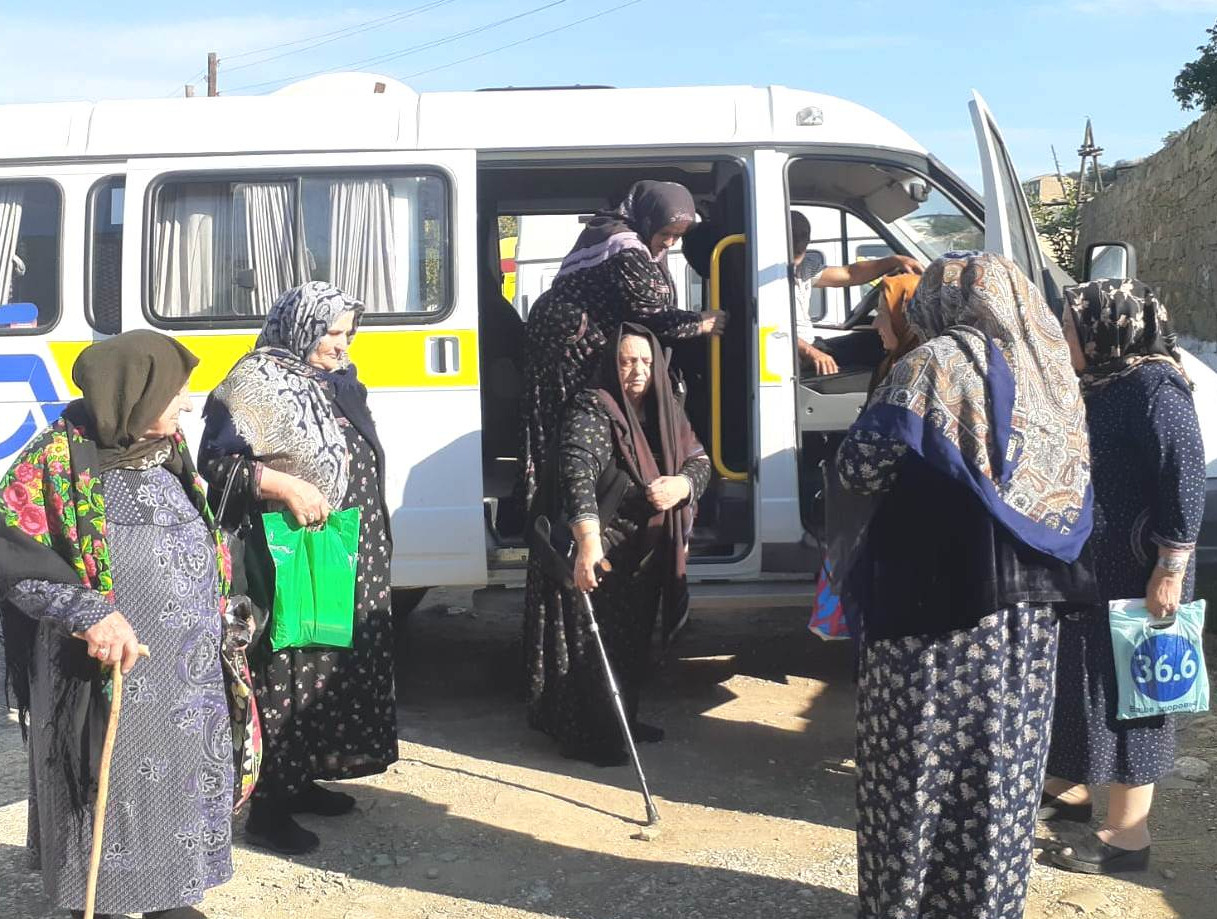 Мобильная бригада Комплексного центра Дахадаевского района продолжает работу по доставке пожилых граждан для обследования в медучреждения